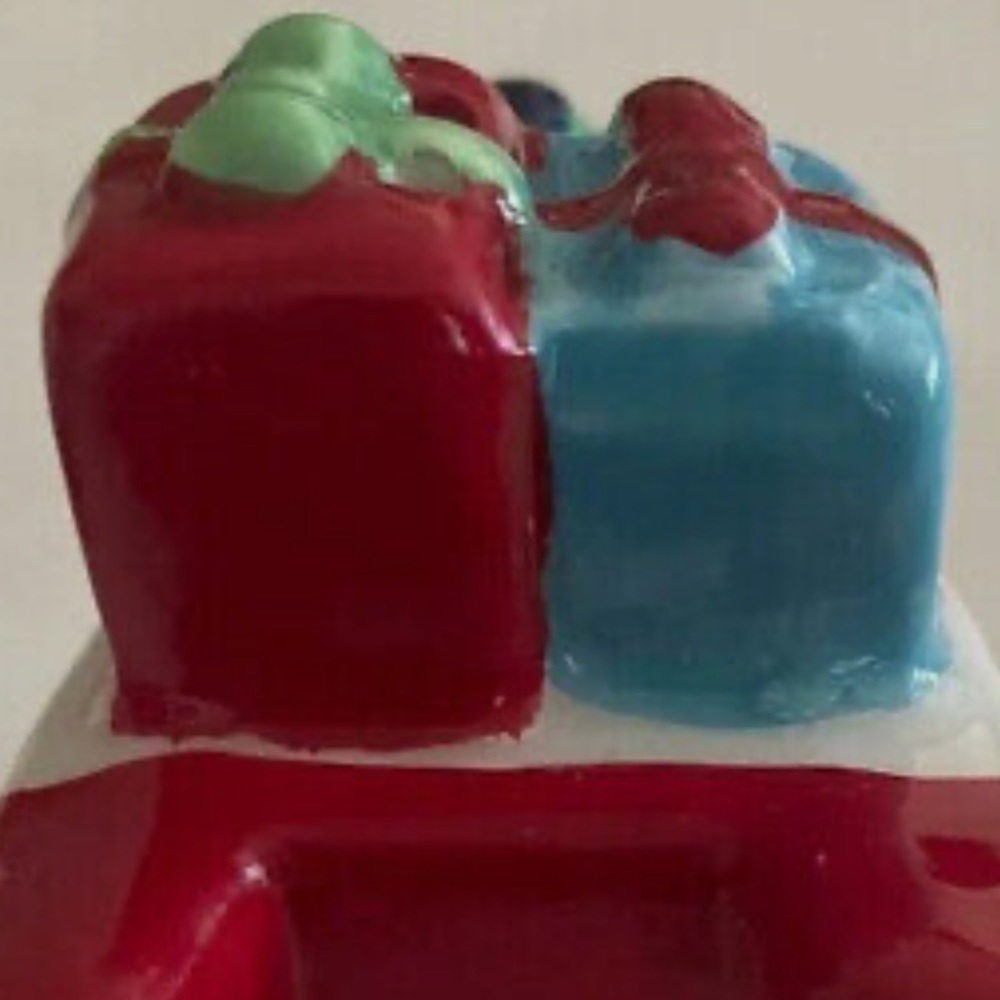 New World Market Santa Gnome & Cart Salt Pepper Shakers Christmas NIB wood Box - Picture 3 of 6